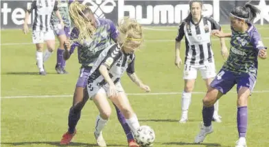  ?? MANOLO NEBOT ?? La albinegra Alba Coleto defiende la posesión de un balón ante dos jugadoras contrarias mientras le enciman.
