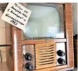  ??  ?? Der erste Fernseher, den es 1952 in der Stadt gab, steht bei Radio Brass.