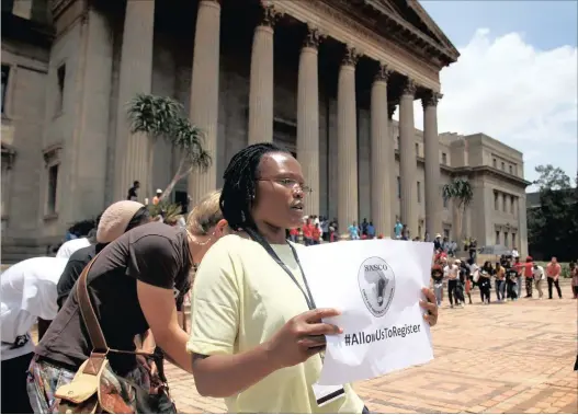  ?? PICTURES: MOTSHWARI MOFOKENG ?? SOLIDARITY: Wits University’s SRC supported by students sing and dance during a mass meeting outside Senate House in this file picture.