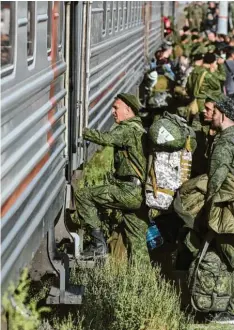  ?? Foto: Uncredited, AP, dpa ?? Russische Rekruten besteigen in der Region Wolgograd einen Zug. Vielerorts verläuft die Teilmobilm­achung völlig ungeordnet.