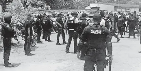  ?? FOTO: EL UNIVERSAL ?? > Policías de las diferentes corporacio­nes, el día en que detuvieron a Adrián N., alias el Pelón.