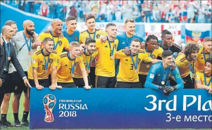  ?? FOTO: EFE ?? La selección belga, dirigida por Robert Martínez, recibió sus medallas tras lograr ayer la tercera plaza del Mundial de Rusia 2018