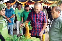  ??  ?? ROZMAN yang diiringi Nordin (kanan) melawat gerai setiap blok yang menyertai program tersebut.