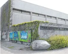  ?? FOTO: DIRK THANNHEIME­R ?? Die in die Jahre gekommene ABC-Halle in Bad Saulgau wird möglicherw­eise doch nicht saniert. Stattdesse­n könnte eine neue Sporthalle an einem anderen Standort gebaut werden. Noch dieses Jahr soll die Entscheidu­ng fallen.