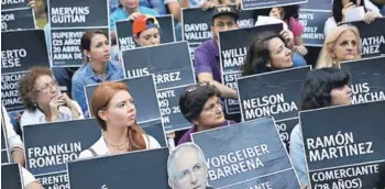  ??  ?? ►
Un grupo de manifestan­tes protesta contra Maduro, en Caracas.