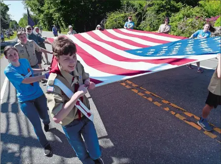  ?? SARAH GORDON/THE DAY ?? Volunteers carry the American flag Monday during the Salem Memorial Day parade and bicentenni­al celebratio­n.