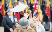  ??  ?? BRUSSELS Ceremony at tomb of unknown soldier