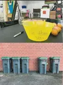  ??  ?? 教室裡放了“No Thank You”籃子，讓學生把不想吃的茶點­捐贈出來。這間小學只需5天就可­以丟棄5大桶食物。