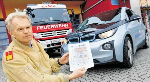  ?? BILD: SN/ROBERT RATZER ?? Ausbildung­sleiter Harald Kreuzer: „Rettungska­rten sollten in jedem Auto liegen.“