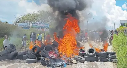  ?? AFP ?? Enojo. Quema de gomas contra inmigrante­s venezolano­s en el pueblo fronterizo de Pacaraima, en Brasil.