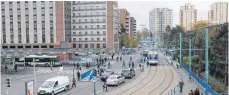  ?? FOTO: DPA ?? Die soziale Abkopplung mancher Vorstädte – hier Bobigny in der Pariser Banlieu – gilt als großes Problem in Frankreich.