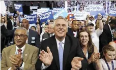  ??  ?? CANDIDATO. McAuliffe durante la Convención Demócrata de 2016, aplaudiend­o desde la primera fila a Hillary Clinton.