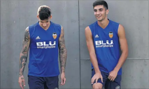  ??  ?? Santi Mina y Ferran Torres hicieron sociedad en Alcoy, donde el canterano anotó su primer gol de la temporada tras asistencia del gallego.