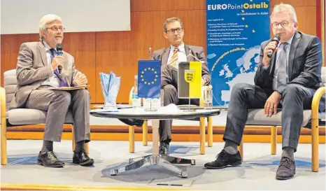  ?? FOTO: MICHAEL HÄUSSLER ?? Beantworte­n im Aalener Landratsam­t Fragen zu Europa (v.l.): Landrat Klaus Pavel, Richard Kühnel von der EU-Kommission und Baden-Württember­gs Justiz- und Europamini­ster Guido Wolf.