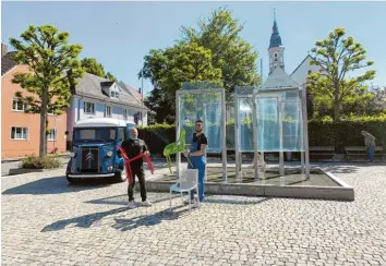  ?? Foto: Eva Weizenegge­r ?? Christian Baumüller vom Andechser (links) und Manfredi Campus von Alessio’s freuen sich, dass sie künftig auf dem Meringer Marktplatz ihre Gäste bewirten können.