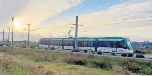  ?? JAVIER ALBIÑANA ?? Uno de los trenes del Metro a su paso por el trazado en superficie de la Universdad de Málaga.