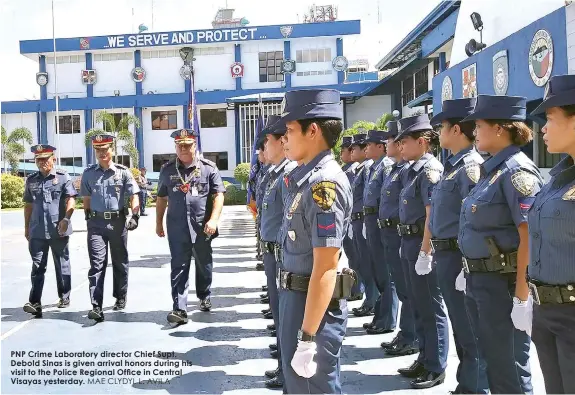  ?? MAE CLYDYL L. AVILA ?? PNP Crime Laboratory director Chief Supt. Debold Sinas is given arrival honors during his visit to the Police Regional Office in Central Visayas yesterday.