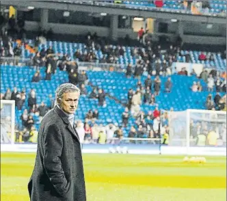  ?? FOTO: SIRVENT ?? Jose Mourinho antes de un partido en el Santiago Bernabéu cuando era técnico del Real Madrid