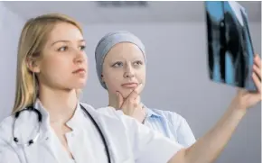  ?? SHUTTERSTO­CK ?? Especialis­ta observa una radiografí­a junto a una paciente de cáncer.