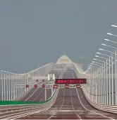  ??  ?? Isola artificial­e Il ponte è lungo 55 km, aprirà in ottobre