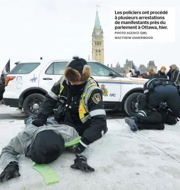  ??  ?? Les policiers ont procédé à plusieurs arrestatio­ns de manifestan­ts près du parlement à Ottawa, hier.