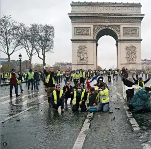  ??  ?? No Arco do Triunfo ficou a frase “Macron resigna”