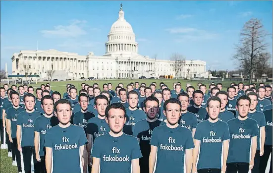  ?? SAUL LOEB / AFP ?? Una protesta en abril pasado frente al Capitolio, usaba la imagen de Zuckerberg para instarle a arreglar el problema de las noticias falsas