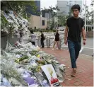  ?? Bild: Kin Cheung ?? Joshua Wong besöker minnesplat­sen för en aktivist som omkom under protestern­a.