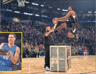  ??  ?? CON RITMO. Gordon maneja un dron y DeAndre Jordan salta por encima de un DJ.