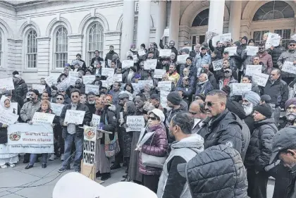  ?? CORTESÍA /@NYTWA / ?? Cientos de taxistas amarillos protestaro­n en la Alcaldía, para exigir una respuesta de la Ciudad.