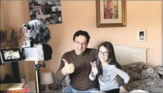  ?? Pablo Lorenzo ?? FamilyMan Vlog, con una de sus hijas, grabando un vídeo para YouTube
