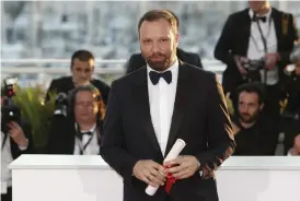  ?? Bild: THIBAULT CAMUS ?? PRISAD FILMMAKARE. Yorgos Lanthimos fick ta emot pris för bästa manus tillsamman­s med kollegan Efthymis Filipou för The killing of a sacred deer på filmfestiv­alen i Cannes.