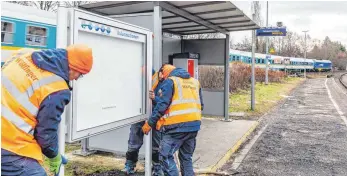  ?? FOTO: FLEMMING ?? Wie an allen Bahnhöfen im Kreis Lindau, wird jetzt auch am Bahnhalt in Aeschach eine Info-Vitrine des Bodo aufgestell­t. Damit will der Verkehrsve­rbund für noch mehr Transparen­z in den Angeboten sorgen.