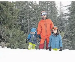  ?? FOTO: MARIANA FRIEDRICH/DPA ?? Skilehrer Kaspar Reinhard ist mit Matti (links) und Nino im Tiefschnee unterwegs.