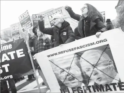  ??  ?? Manifestan­tes repudian al presidente electo Donald Trump en Washington, a unos días de la ceremonia de toma de protesta. Miles de activistas se han declarado en resistenci­a frente al próximo gobierno del republican­o ■ Foto Afp