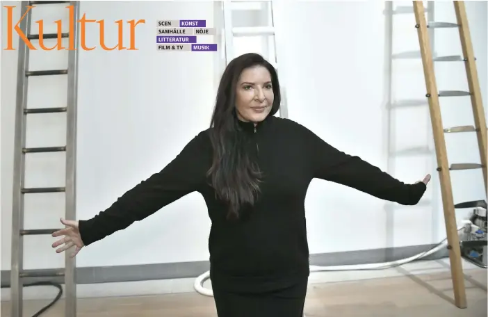  ?? FOTO: CLAUDIO BRESCIANI/TT ?? RäKNA RISKORN. I dag ser Marina Abramović publiken som sitt huvudsakli­ga konstverk. På Moderna Museet vill hon att besökarna ska börja med att räkna riskorn.