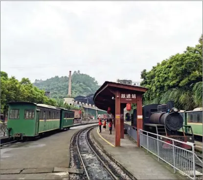  ?? LIU LANYING / FOR CHINA DAILY ?? Trains pulled by steam locomotive­s in Jiayang, Sichuan province, are among the last ones that are still in operation in China.