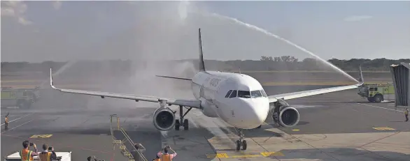  ??  ?? Vuelo inaugural. Los tradiciona­les chorros de agua dieron la bienvenida al primer vuelo de Volaris, procedente de San José, Costa Rica.