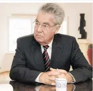  ??  ?? In seinem neuen Büro hat der ExBundespr­äsident auch Zeit zum Lesen (Foto links). Heinz Fischer zeigte KURIER-Redakteuri­n Ida Metzger (Foto o.) sein erstes publiziert­es Buch aus 1970 – natürlich ein politische­s