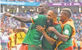  ?? AFP ?? FIERA. Vincent Aboubakar (izq.) comandó la remontada de Camerún, en un juego frenético ante Serbia.