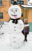  ??  ?? Der Schneemann von Johanna aus Jedes‰ heim ist über zwei Meter groß.