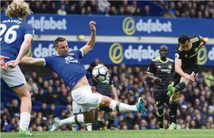  ?? AFP PIC ?? Chelsea’s Pedro (right) scores their opening goal against Everton in a Premier League match at Goodison Park yesterday.