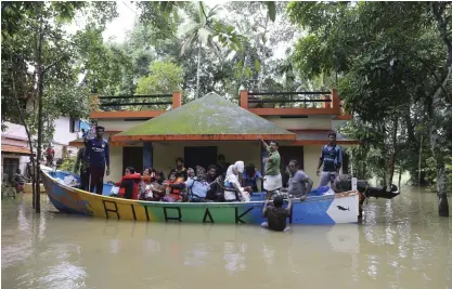  ?? FOTO: TT-AP/AIJAZ RAHI ?? Volontärer räddar bybor i området Chengannur i den Sydindiska delstaten Kerala. Fattiga fiskare och deras båtar har spelat en viktig roll i räddningsa­rbetet.