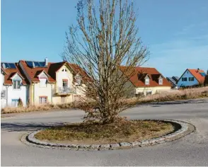  ??  ?? Im Wertinger Baugebiet am Eisenbach zeigt sich anschaulic­h der Wandel der baulichen Vorlieben. Auf der einen Seite der Einstein-Allee stehen Häuser, die etwa zwischen 2000 und 2010 errichtet wurden...