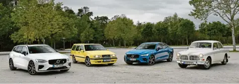  ?? Foto: Volvo ?? Zwei Volvo‰paare aus unterschie­dlichen Generation­en, die trotzdem irgendwie alle eine ganze Reihe von Gemeinsamk­eiten haben (von links): V60 T8 AWD Polestar Engi‰ neered, 850 T5‰R, S60 und Amazon.