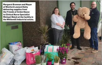  ??  ?? Margaret Brennan and Mayor of Wexford Leonard Kelly delivering supplies from the Friends of Arden House to Clinical Nurse Specialist Michael Walsh at the facility in the Whitemill Industrial estate.