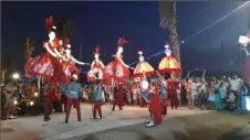  ?? ?? Le spectacle « Revue de Rue » a transporté les spectateur­s dans l’ambiance des cabarets de 1920 à nos jours