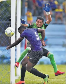  ??  ?? CERCA. Eder Moscoso, del FAS, no le llega a una pelota frente a la meta limeña.