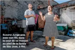  ??  ?? Susana Junge prie avec son fils dans la cour de sa maison au pied de la favela de São José, à Rio.