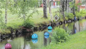  ?? SUZANNE KOTZ ?? Sweden’s Glass Country — Glasriket — is filled with arty surprises; at one artisan’s workshop, handblown glass baubles drift in a stream.